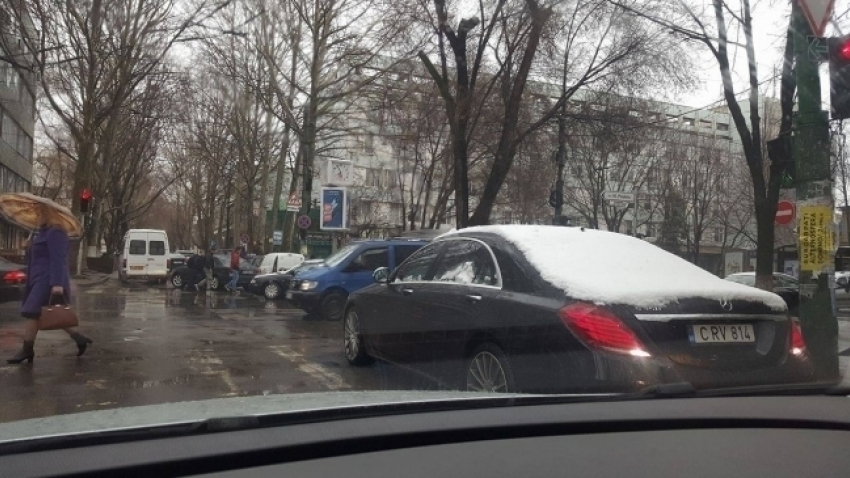 Зима не сдается: этой ночью в Кишиневе выпал снег 