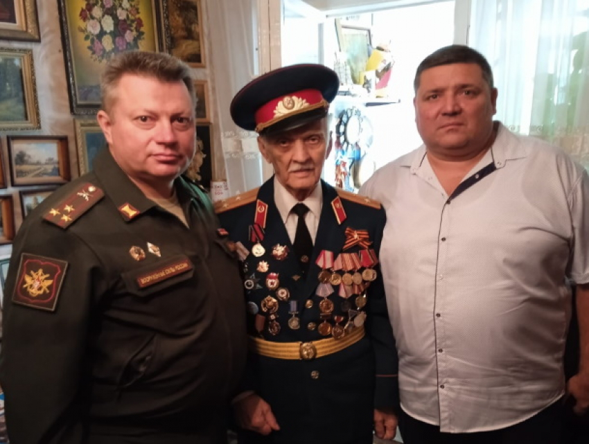 Суворовцы-участники Парада Победы 1945 года получили помощь от России