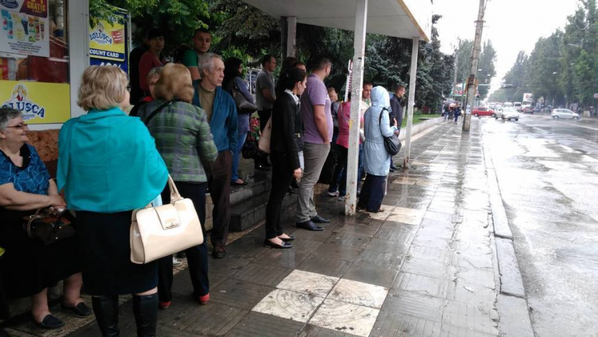 Жители Кишинева часами ждут транспорт на остановках, не зная, что он не едет по бульвару Штефана чел Маре 