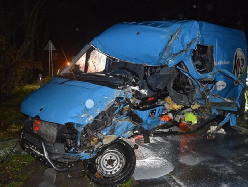Украинские гастарбайтеры разбились в Словакии в столкновении микроавтобуса и грузовика