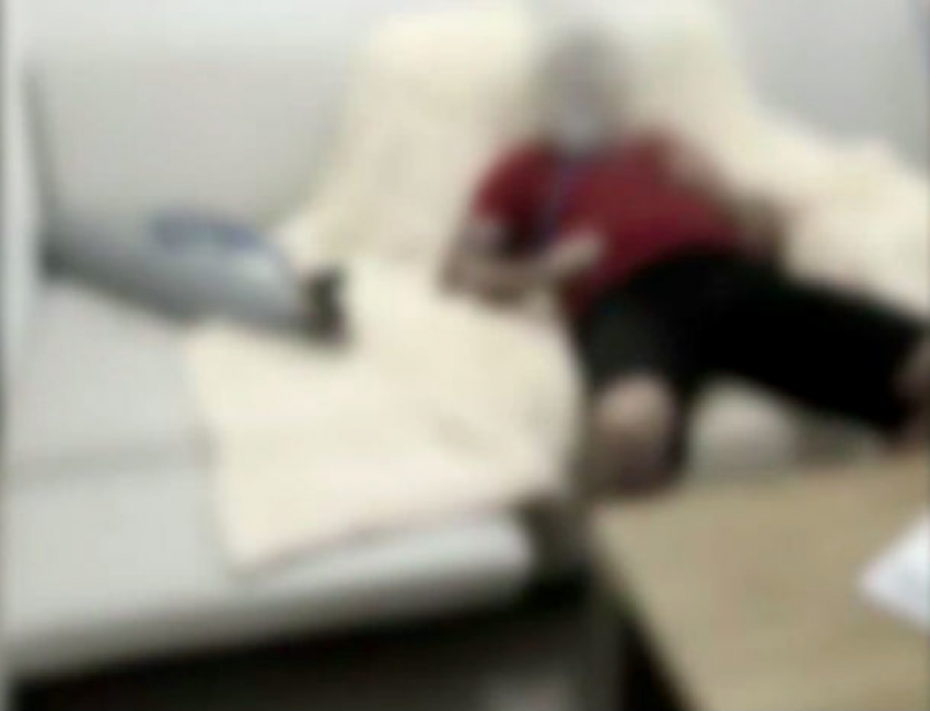 Мертвого мужчину со шлангом от головы и его прощальную записку в квартире на Ботанике сняли на видео