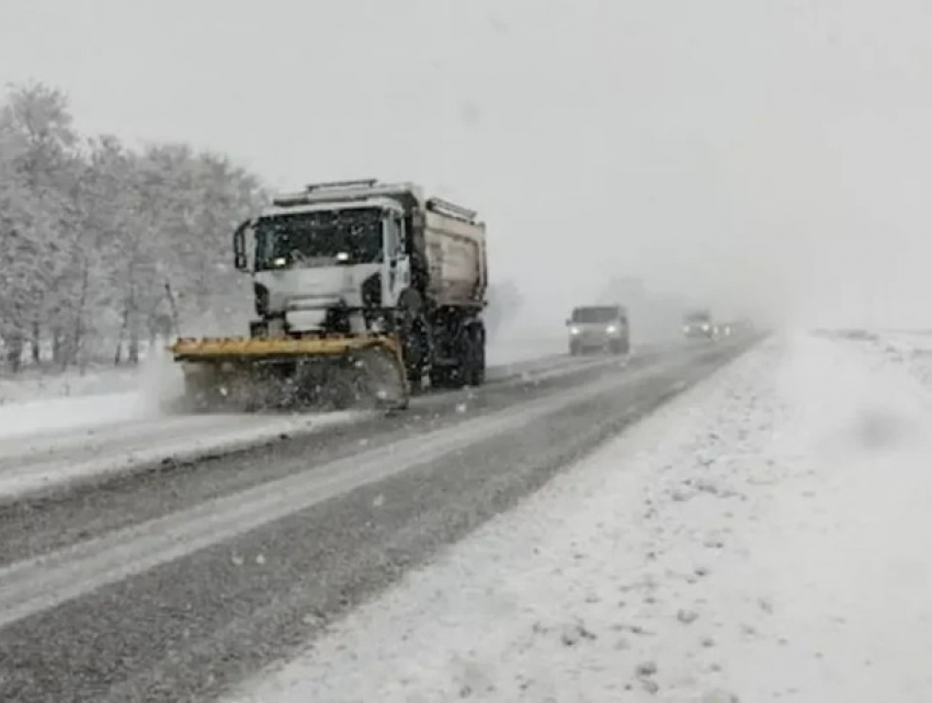 Снег и перегруженные дороги: Молдову замело