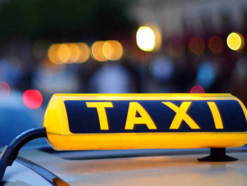 Двое бельцких полицейских шантажировали таксиста подброшенными ими же наркотиками 