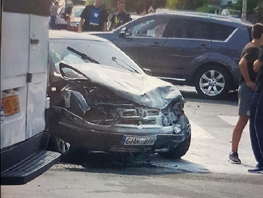 Цепная дорожная авария с загоревшейся машиной произошла в Кишиневе