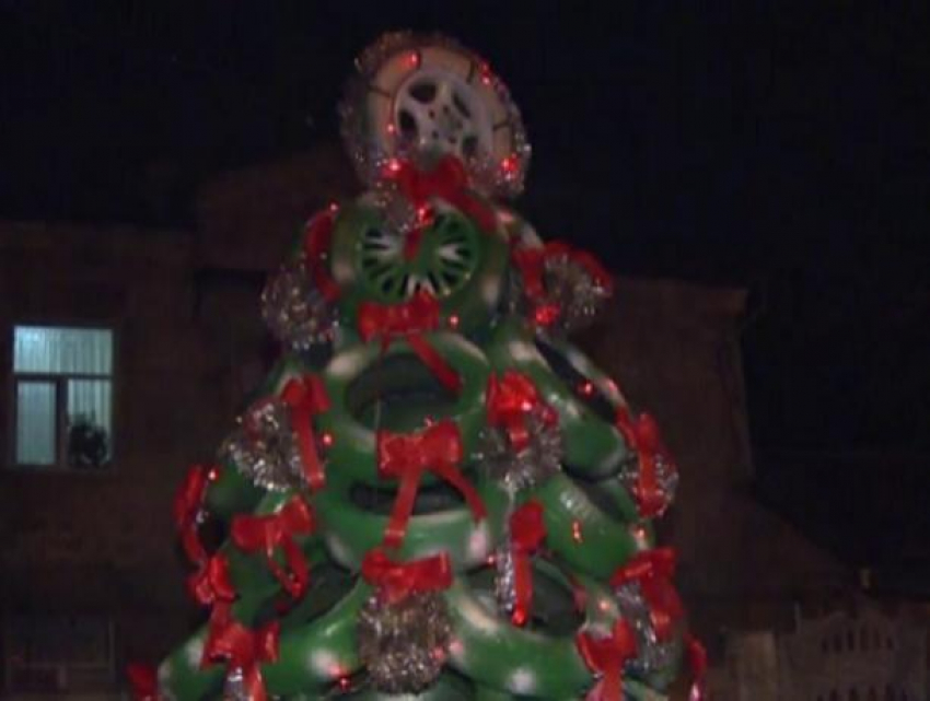 Работники кишинёвского шиномонтажа соорудили новогоднюю ёлку из… отработанных покрышек! 