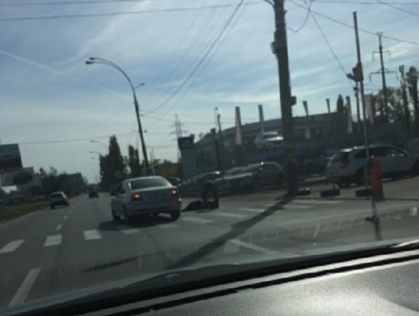 Женщина попала под колеса автомобиля на пешеходном переходе в Кишиневе