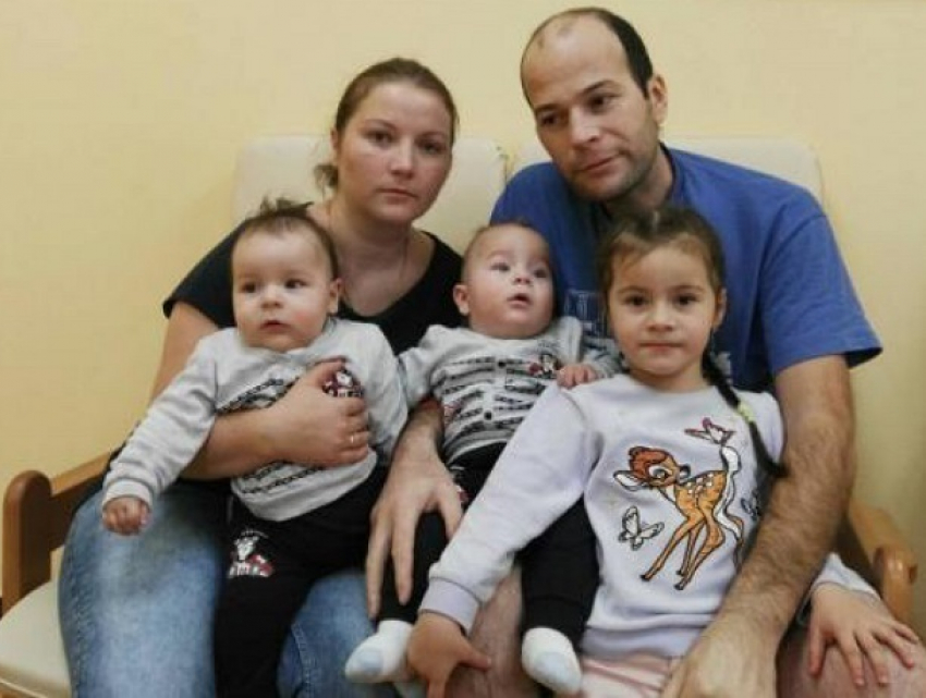 Молдаванка с тремя маленькими детьми не может перевезти из Чехии тело мужа