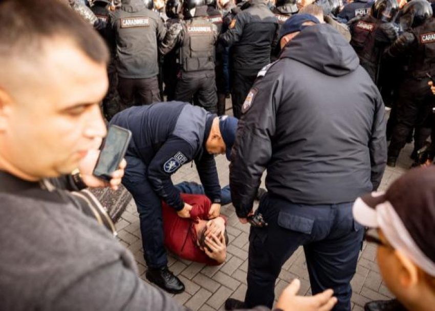 Беспрецедентный полицейский произвол: манифестантов не пропускают на ПВНС