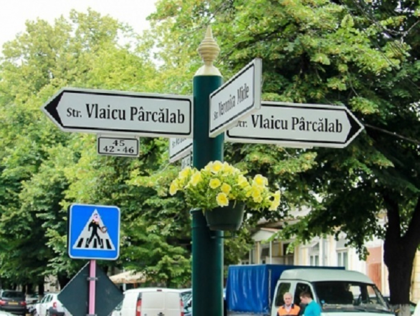 Установку уличных указателей на разных языках отменил мунсовет Кишинева