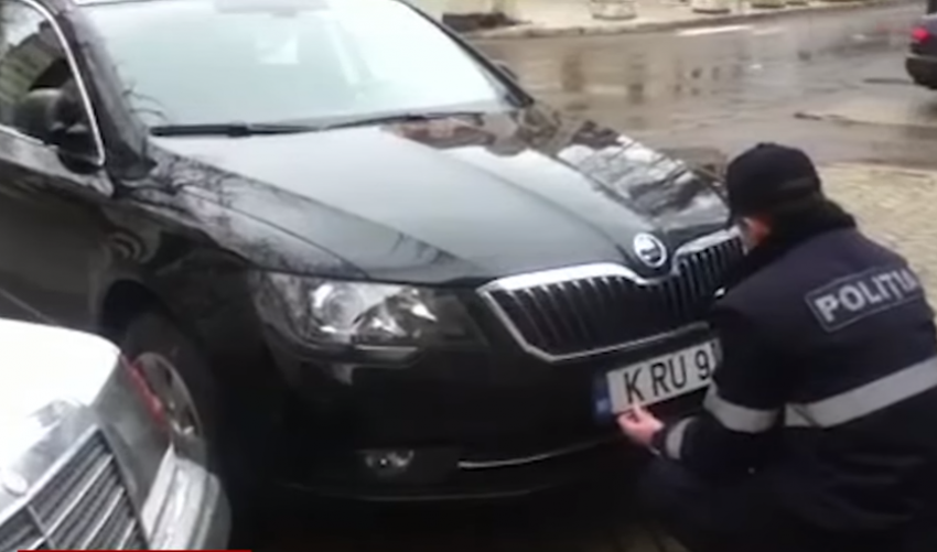 Автомобиль мунсоветника от «Нашей партии» лишили номеров за парковку на тротуаре