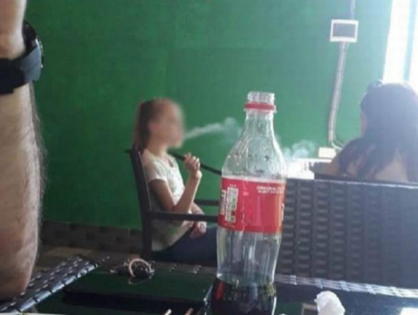 В одном из заведений Кишинёва сфотографировали девочку, курящую кальян