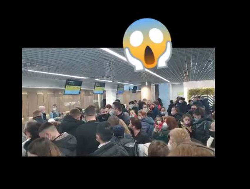 Скандал в аэропорту Кишинева: пассажиры возмущены из-за проведенного без очереди человека