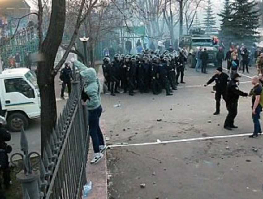 Массовое избиение киевскими фанатами полицейских в Донбассе на глазах Порошенко сняли на видео