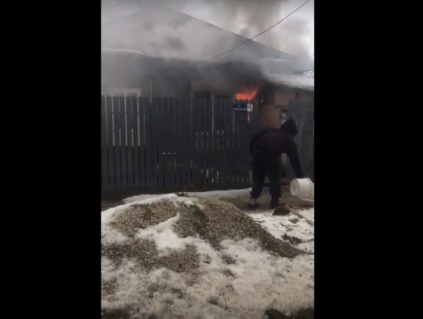 Пожар в Бельцах: соседи тушили огонь до прибытия спасателей