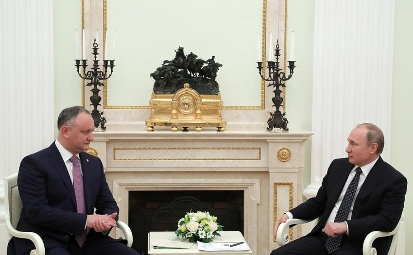 Путин пригласил Додона на Парад Победы в Москву 