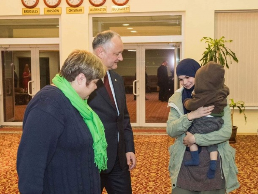 Гражданку Молдовы с двумя детьми вернули домой из Сирии