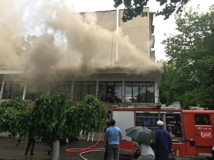 Бушевавший огонь в строящемся офисе на Рышкановке сняли на видео
