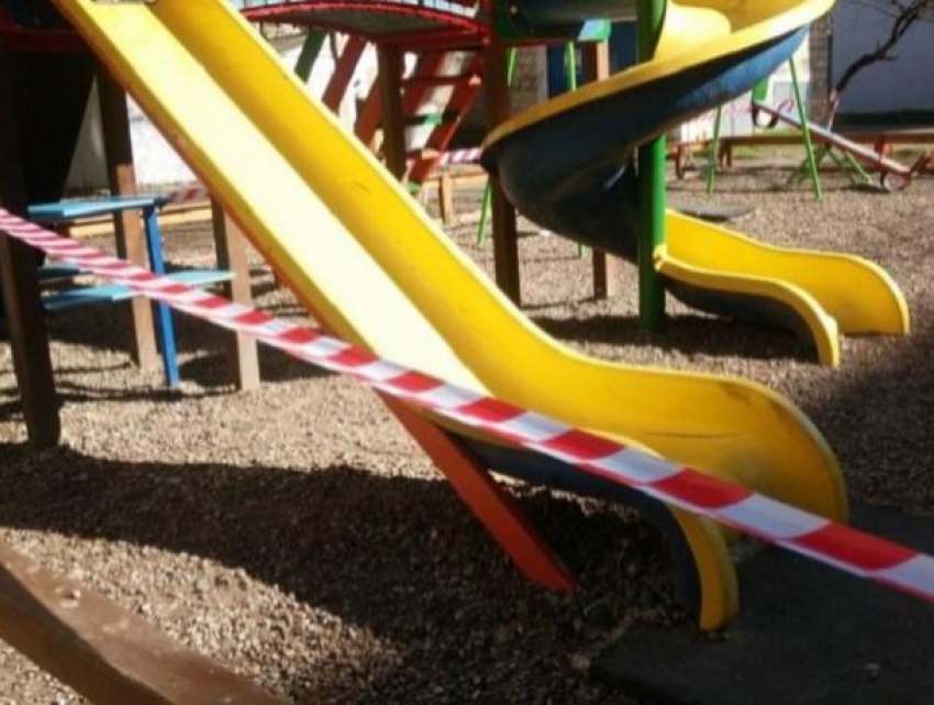 В Кишиневе люди срывают ленты, запрещающие доступ на детские площадки