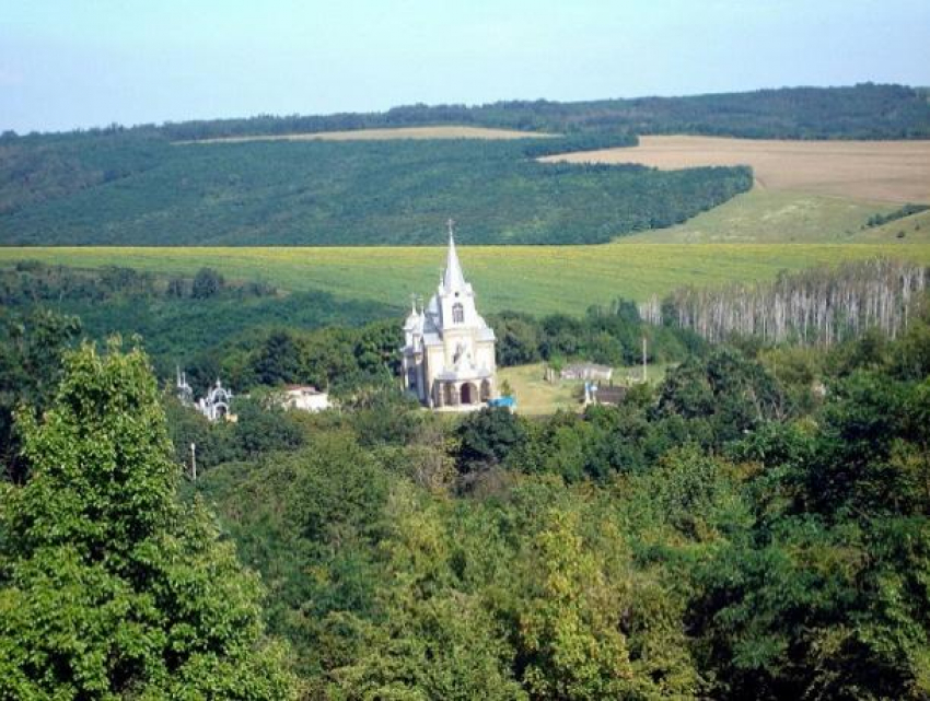 52-летнего мужчину сбила насмерть машина возле одного из молдавских монастырей