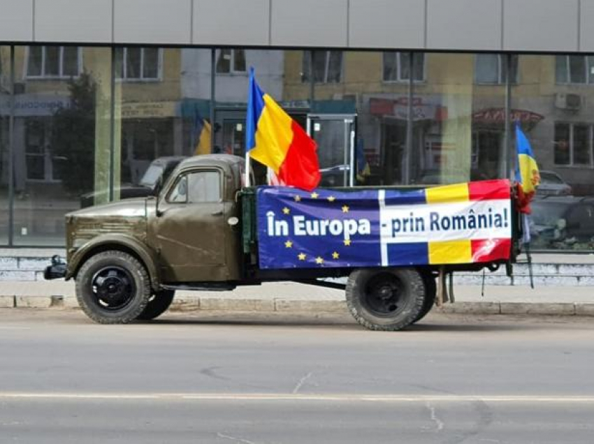  «В Европу на ГАЗ-оне» - в Леова «унирю» пропагандируют при помощи старинного советского грузовичка