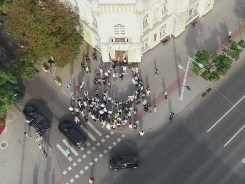 Сторонники Нэстасе, заблокировавшие центр Кишинева, вызвали негодование водителей и пассажиров