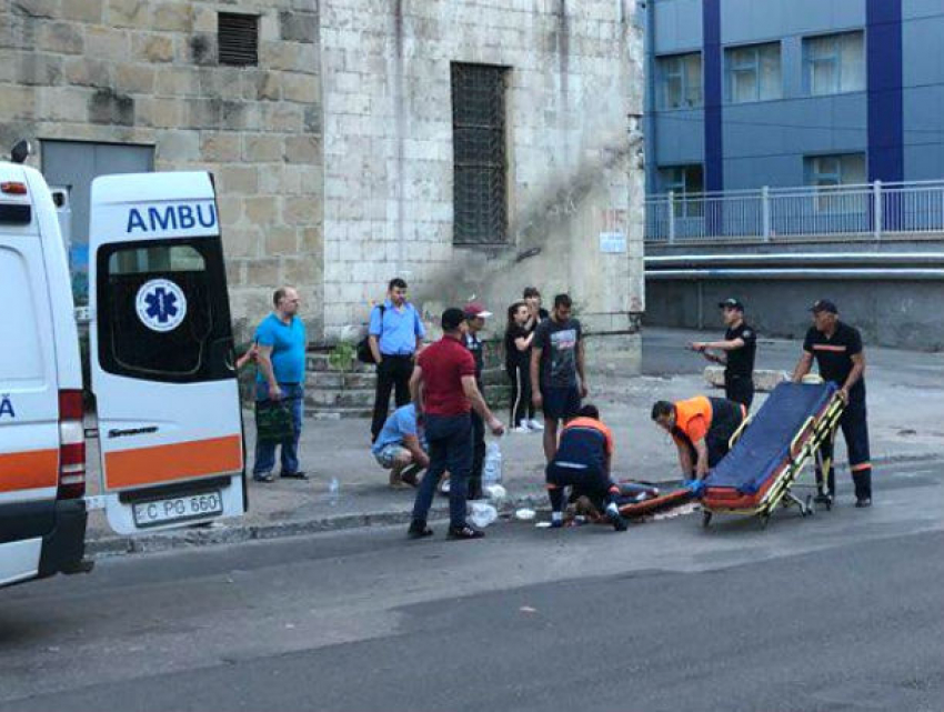 Молодой человек за рулем автомобиля сбил девушку на «нехорошей» зебре в Кишиневе