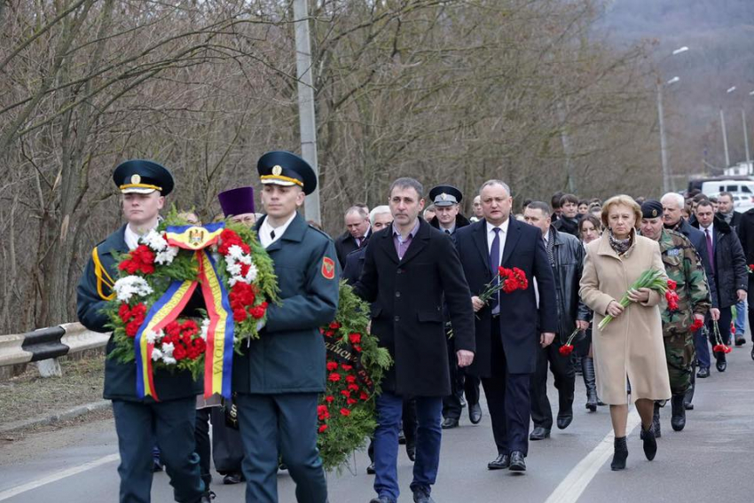 Игорь Додон вместе с Зинаидой Гречаный возложили цветы в память жертв войны на Днестре 