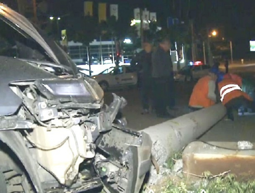 Движение троллейбусов в Кишиневе парализовал водитель внедорожника, сваливший столб