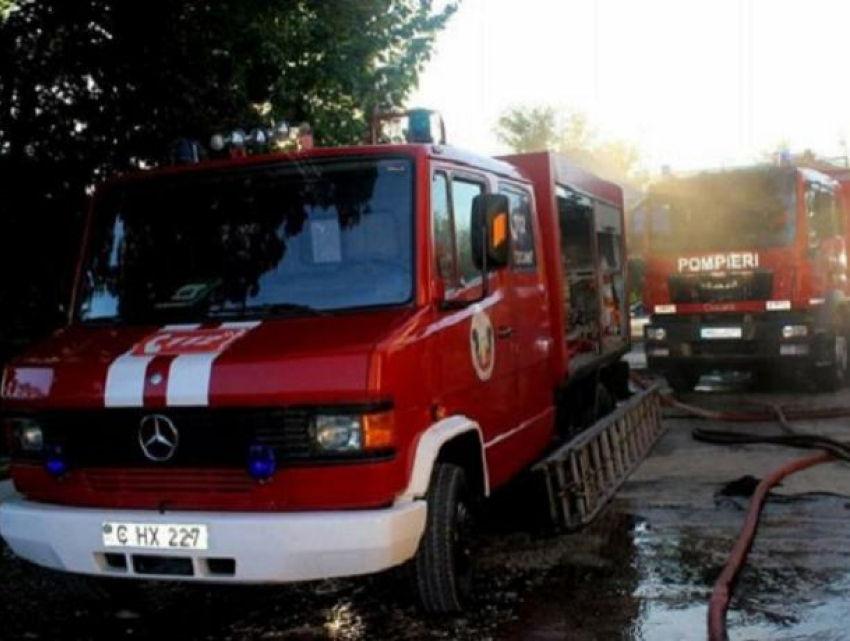 Пожар в Кишиневе - на тушение выехали не менее 8 экипажей