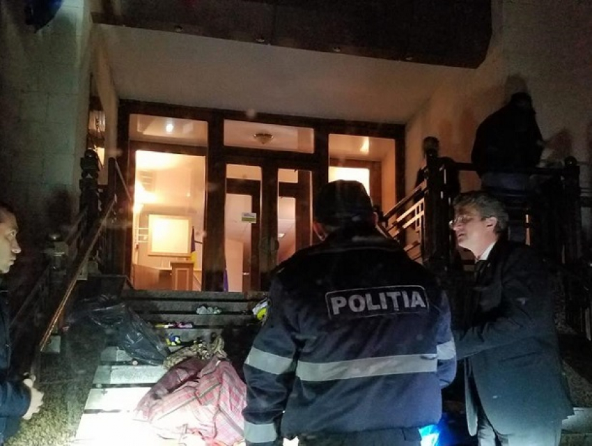 В Кишиневе активистка завалила вход в Минюст игрушками для детей из тюрем