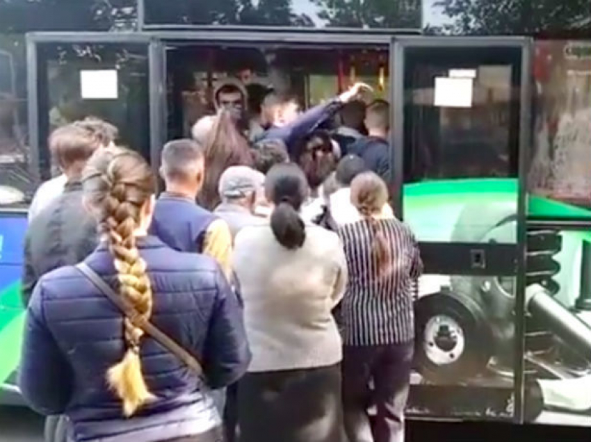 «Душегубку» в битком набитом столичном автобусе сняли на видео