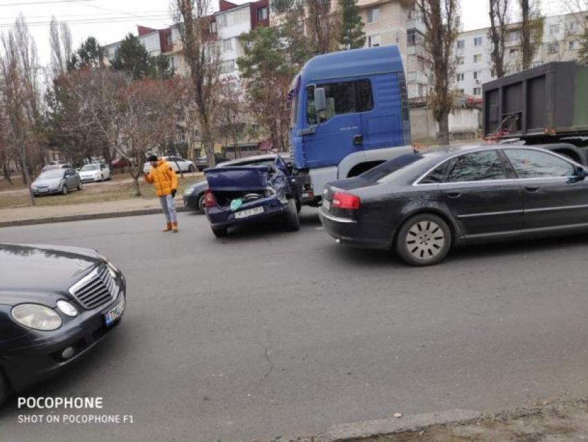 Грузовик Национальной Армии протаранил в Кишиневе легковушку