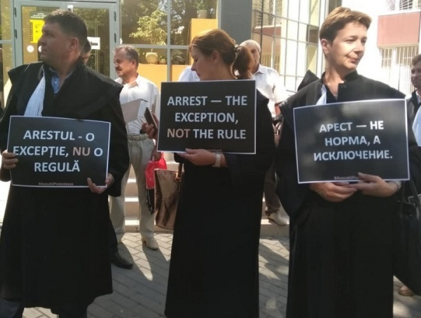 Протестовавшие адвокаты «очернили образ молдавского правосудия", заявили судьи