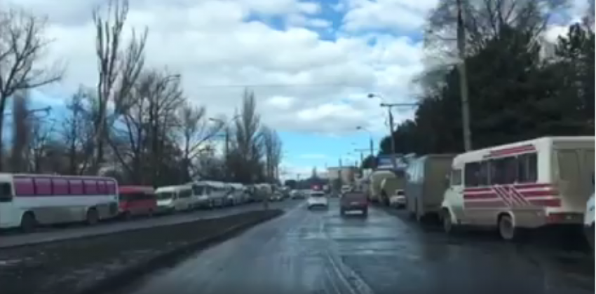 Сотни автобусов и маршрутных такси свозили сегодня людей на митинг в поддержку Плахотнюка