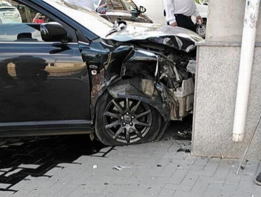 Авария на пересечении улиц Букурешть и Александри, машины повалили светофор и врезались в угол здания