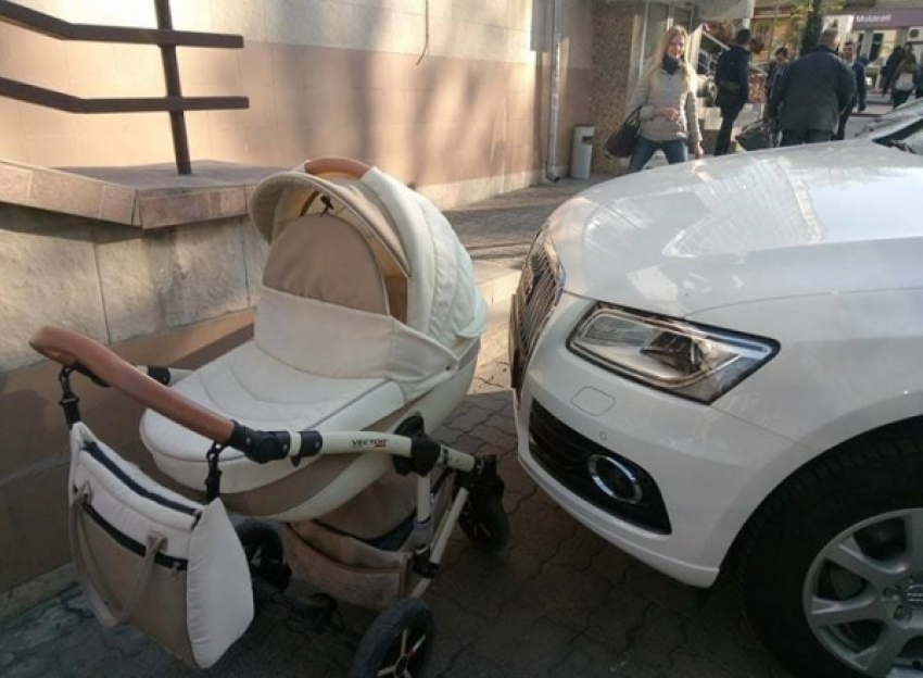 Жительница Кишинева не смогла проехать с коляской по тротуару из-за машины