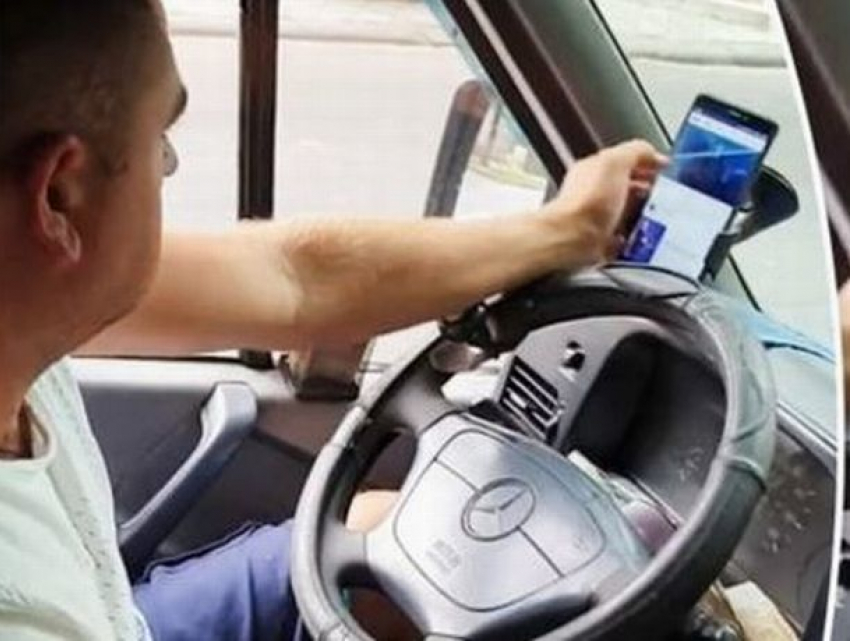 Сидевший в интернете водитель маршрутки был вызван к руководству и пообещал больше так не делать