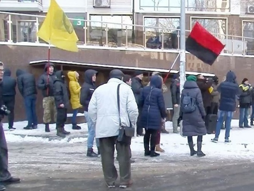 Националисты с файерами, краской и дымовыми шашками атаковали генконсульство России в Одессе