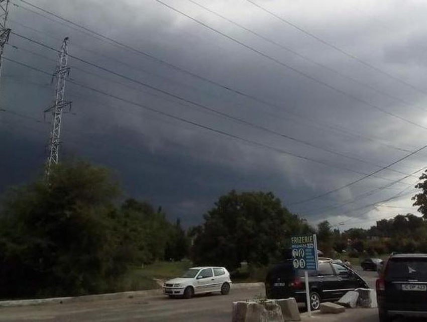 Дождь и град ударили по Кишиневу из впечатляющего апокалиптического неба