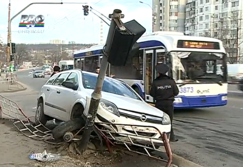 В Кишиневе произошло ДТП: девушка въехала в светофор