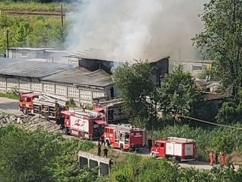 В Кишиневе снова загорелся склад, в этот раз на Петриканах 