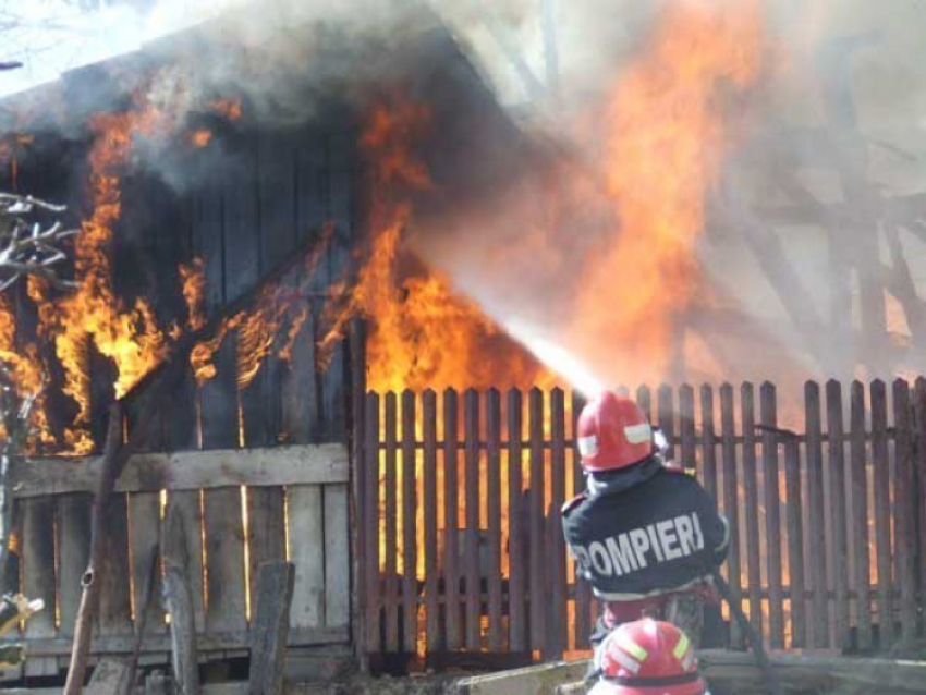 Муж и жена сгорели заживо в своем доме в Бачой 