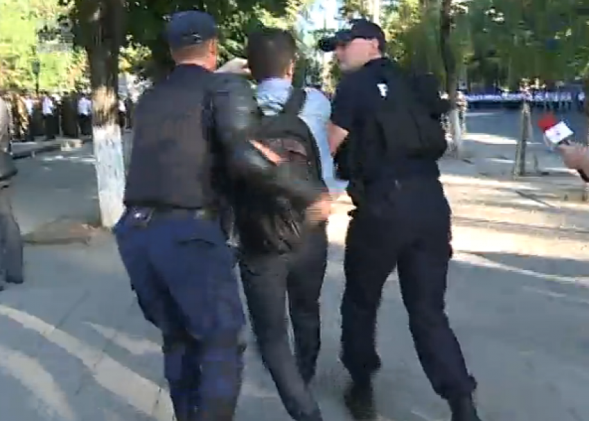 Граждан не пускают на площадь Великого национального собрания 