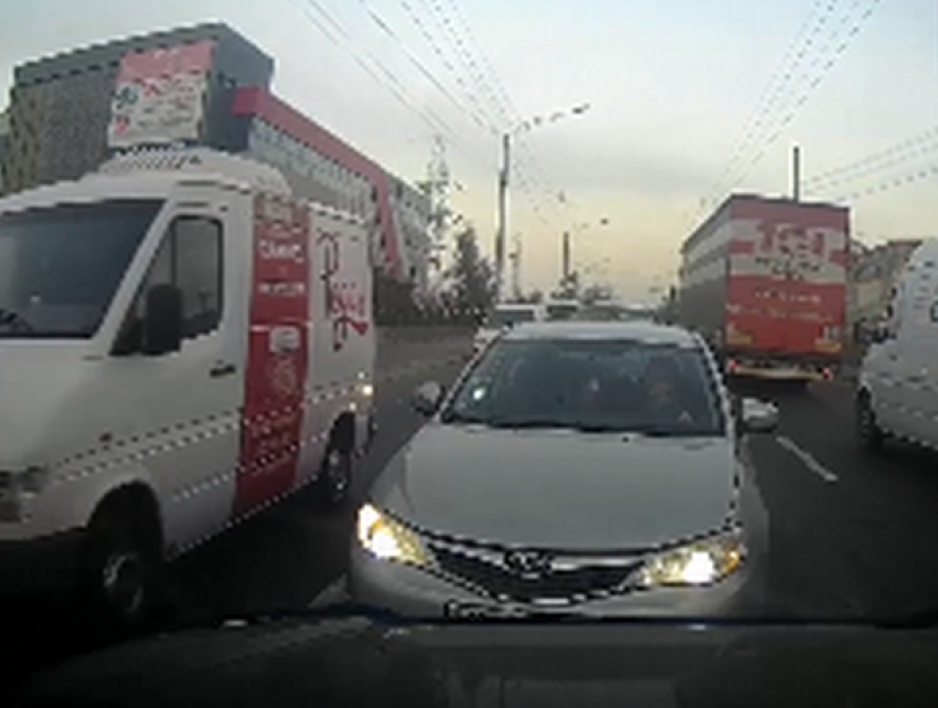 Опасный маневр безрассудной женщины-водителя в столице попал на видео
