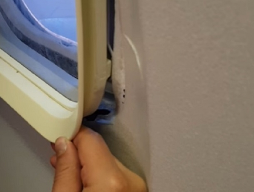 Жуткое видео: пассажир открыл иллюминатор самолета на высоте в несколько километров