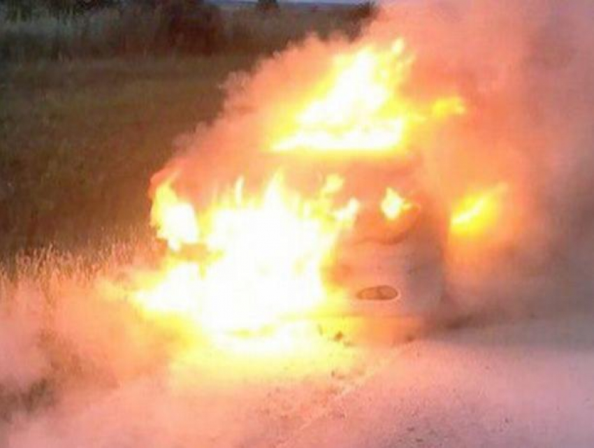 Под селом Бравичены загорелся автомобиль, после чего пламя перекинулось и на поле