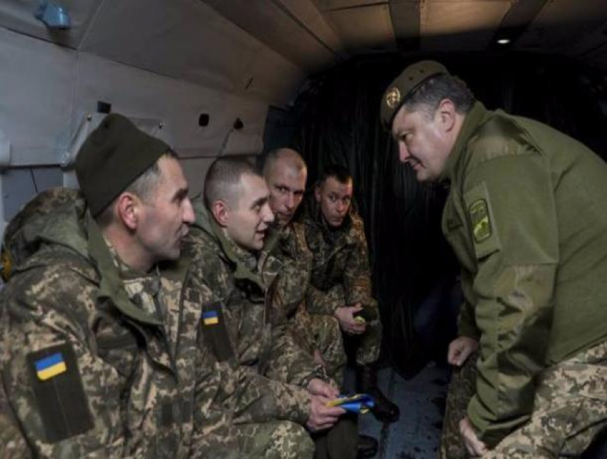 Вернувшийся из плена украинский боец взглянул в глаза Порошенко, который его предал и оболгал