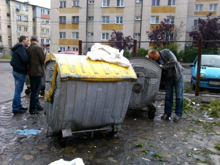 На Буюканах в мусорном контейнере нашли новорожденную девочку: она жива