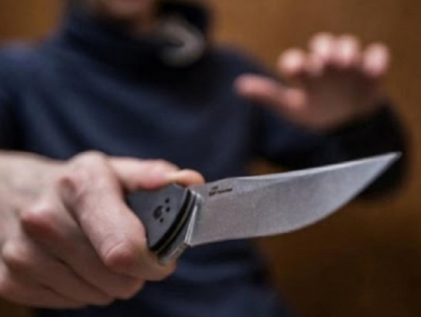Ударил ножом в шею: сынжерейский «Отелло» чуть не прикончил парня своей бывшей