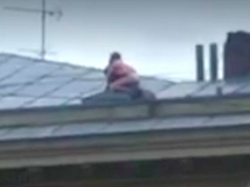 Страстный секс влюбленной парочки на крыше многоэтажки во Львове сняли на видео